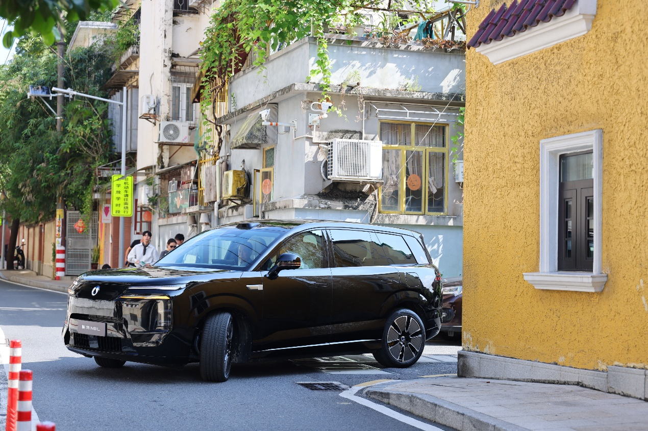 騰勢N8L登場，陳小春應采兒一家四口喜提超豪華移動大平...